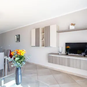 https://le-midi-8.fr-provencehotel.com